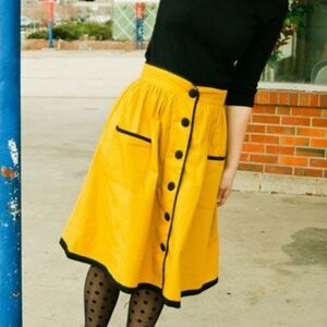 NWOT Yellow and Black Skirt with Pockets Medium